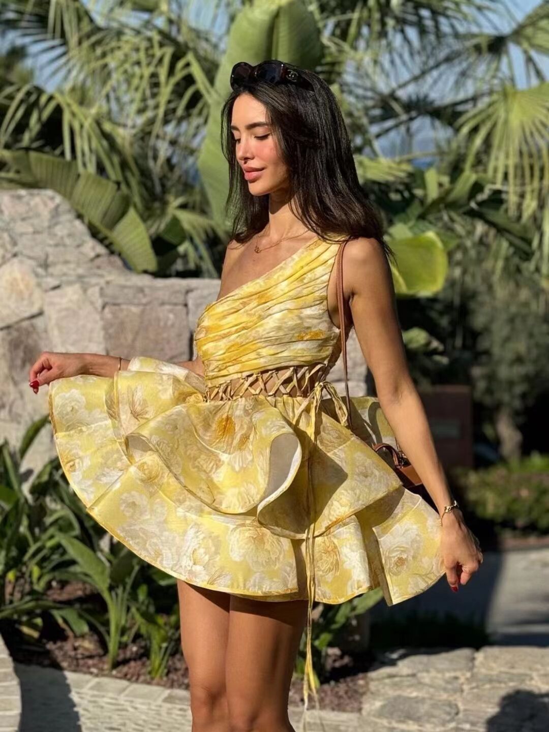 Daphne | Jupe courte à bretelles à motif fleurs