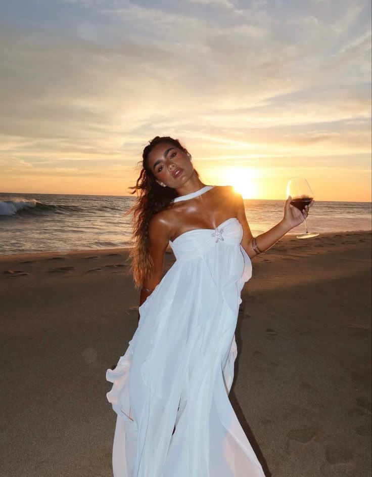 Robe longue à bretelles à volants Collins – élégance fluide et féminine pour toutes les occasions