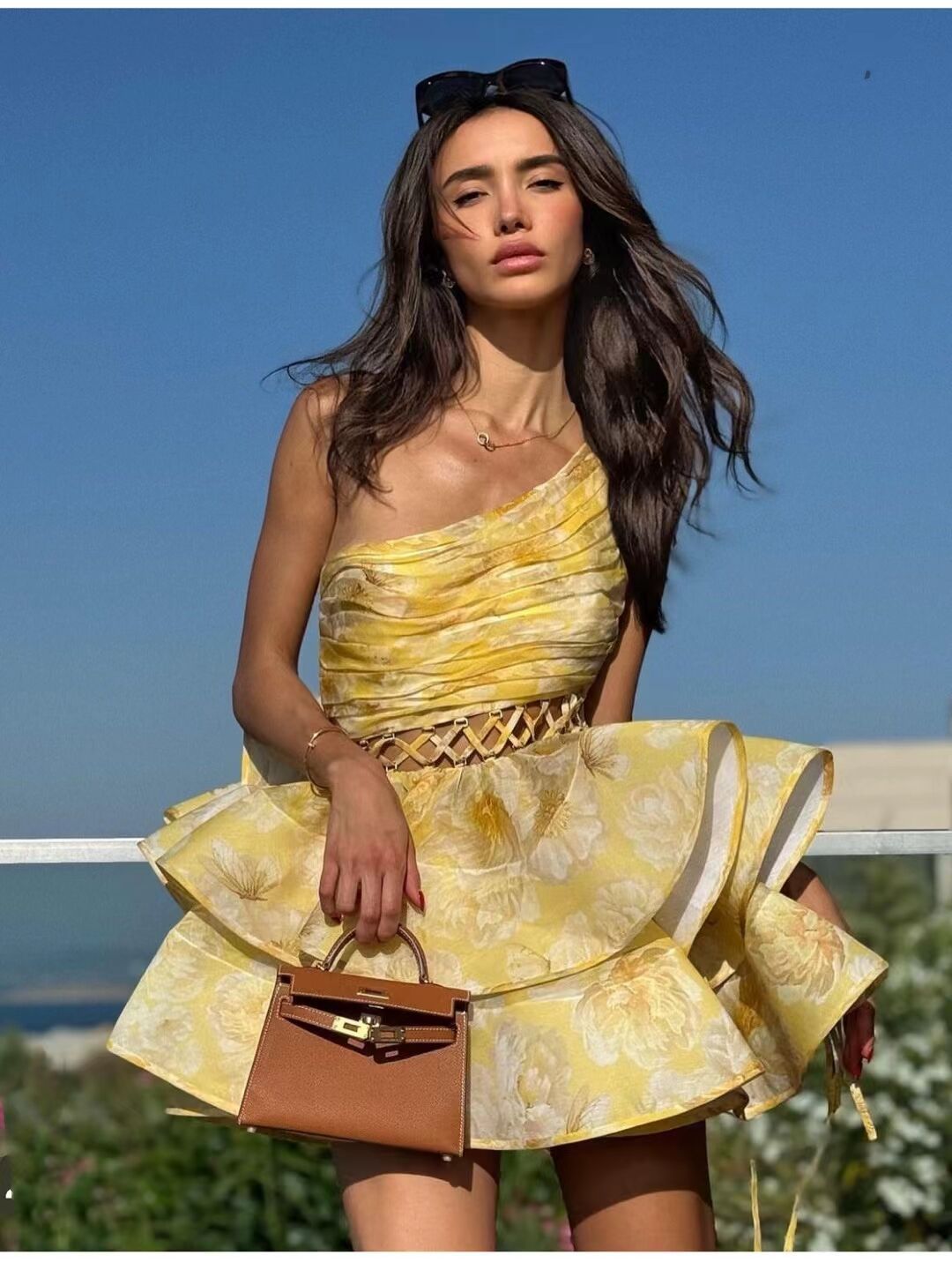 Daphne | Jupe courte à bretelles à motif fleurs