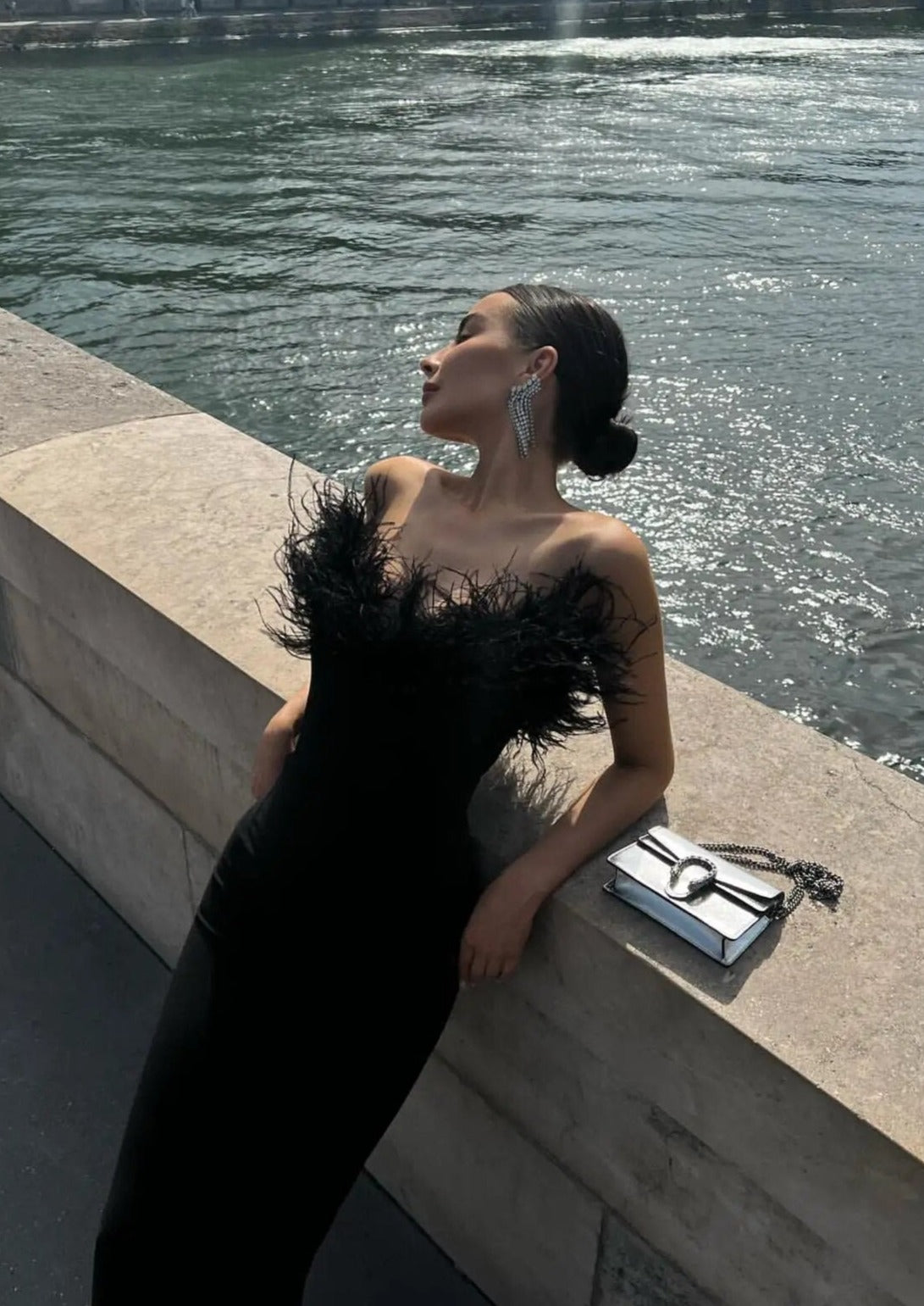 Anastasia | Robe à Plumes Élégante et Raffinée