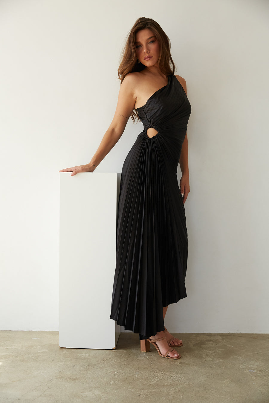 Robe midi à épaules dénudées avec manchette transparente — Billy Joan